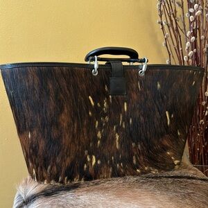 🛍️ Sleek Vintage Cowhide Carry all Bag & splash of gold is ready to style~Mint